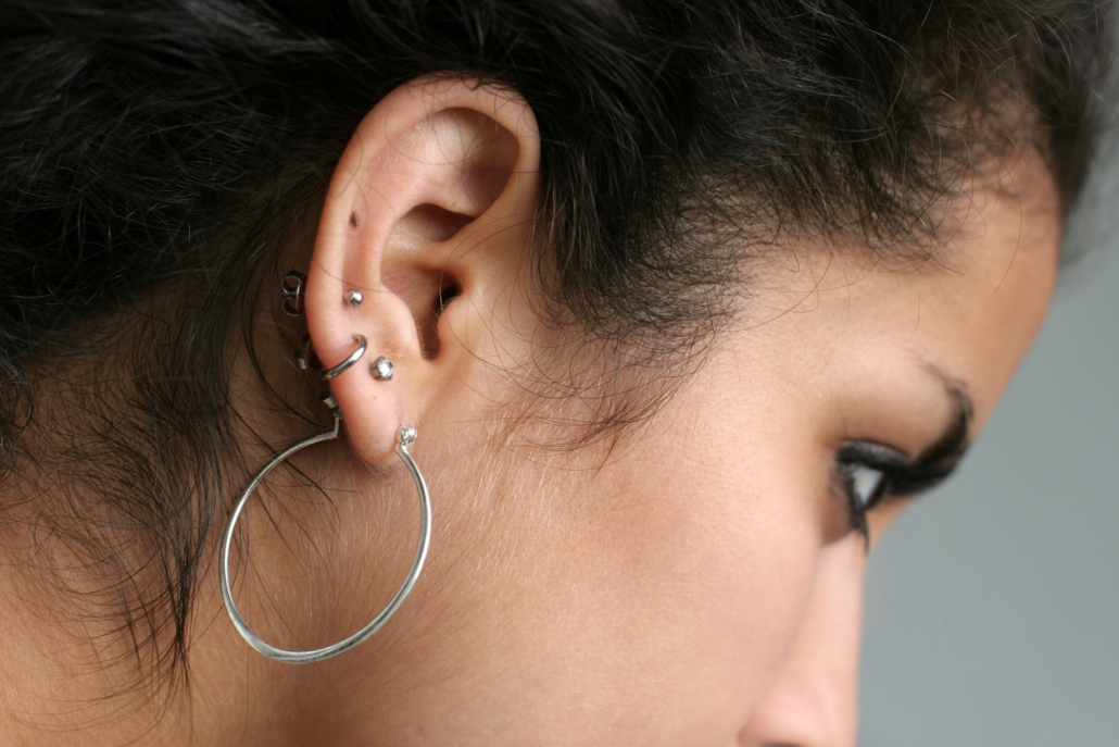 Ear piercing Ohrloch stechen